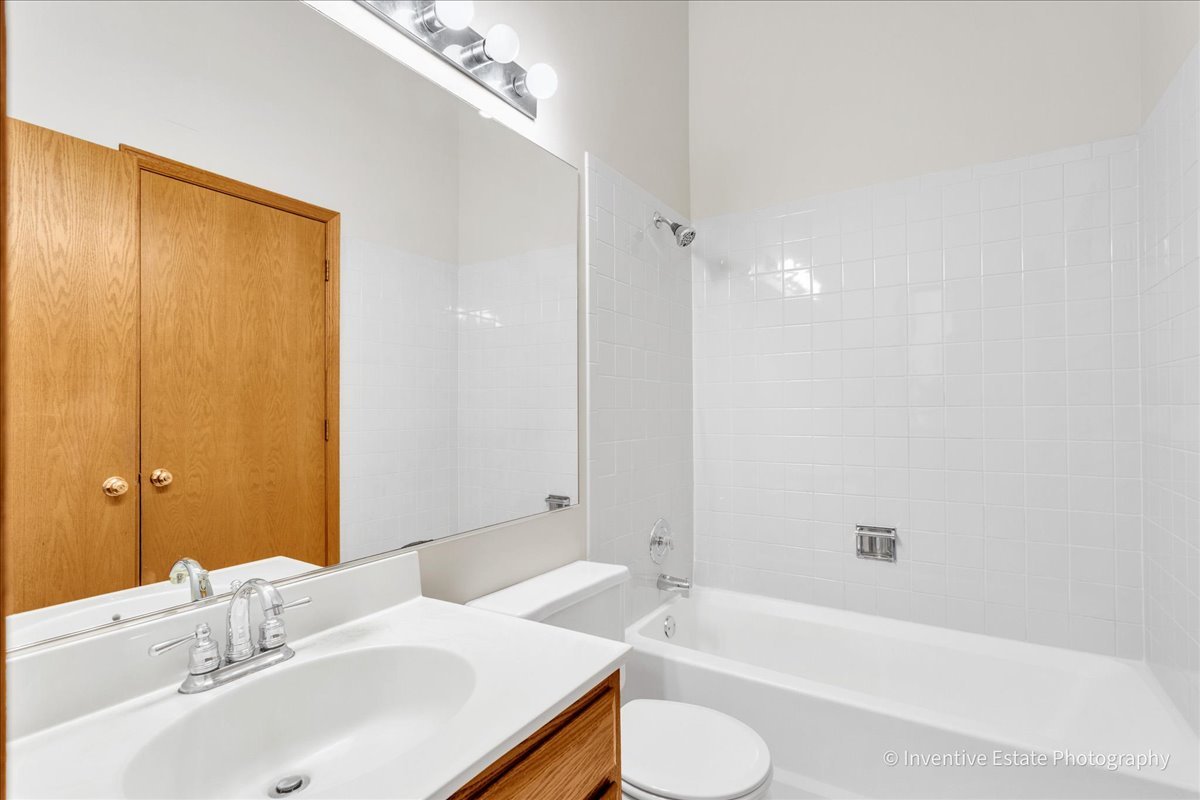 8304 Highpoint Circle #B, Darien, IL 60561