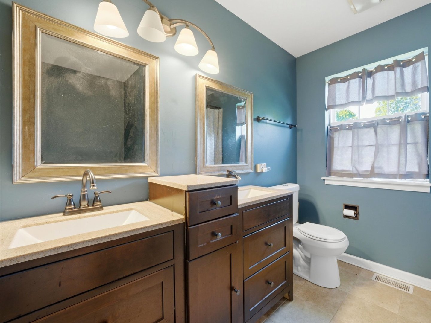 225 Parkside Lane, Oswego, IL 60543