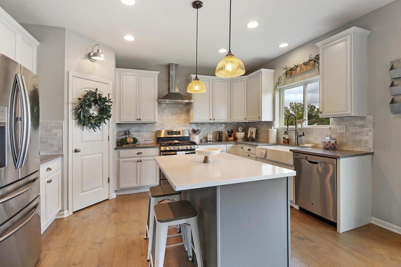 260 E Parkland Drive, Island Lake, IL 60042