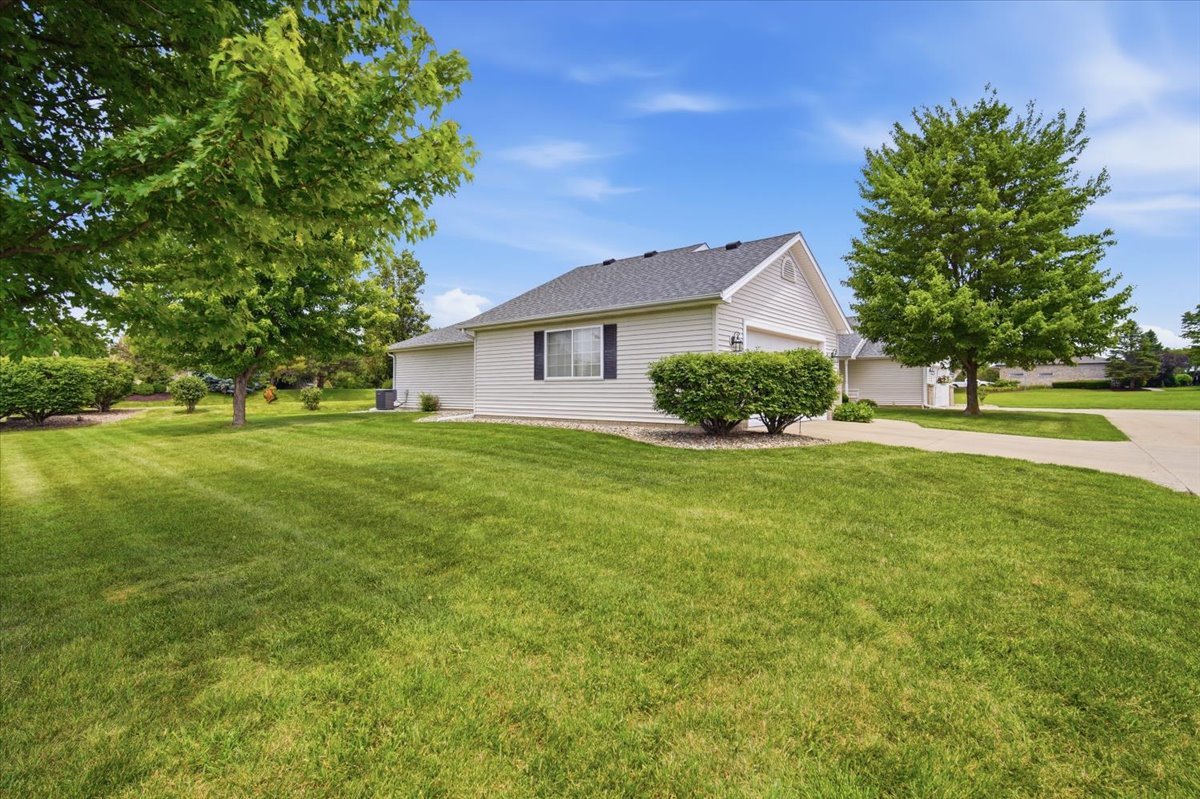 1419 Inglewood Circle, Bloomington, IL 61704