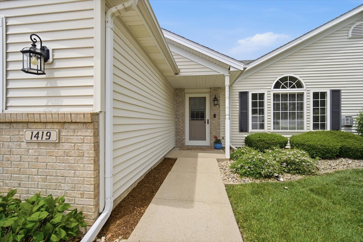 1419 Inglewood Circle, Bloomington, IL 61704