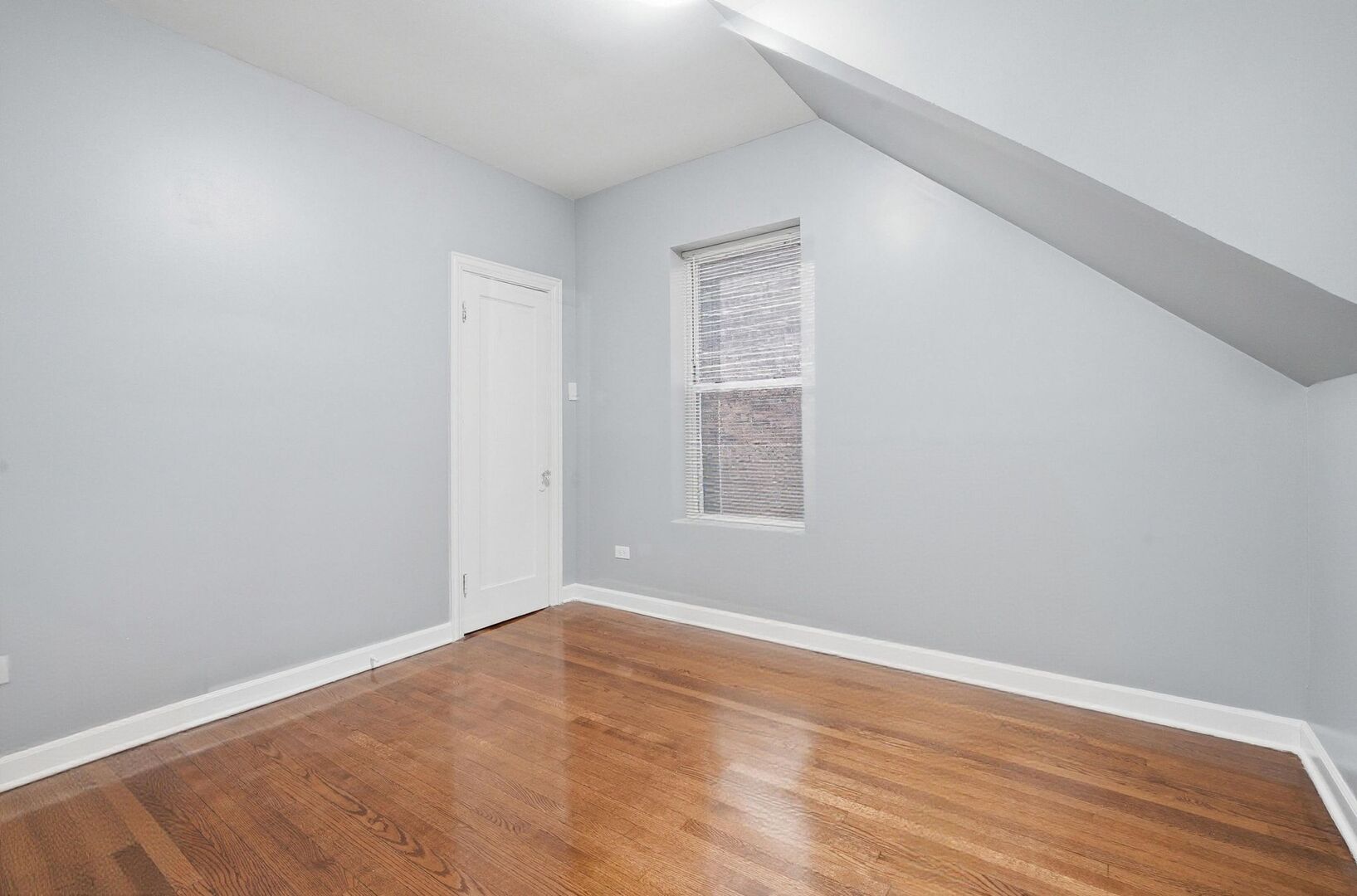 6127 S Champlain Avenue, Chicago, IL 60637