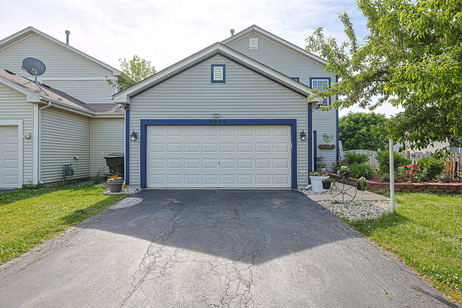 1854 S FALLBROOK Drive, Round Lake, IL 60073