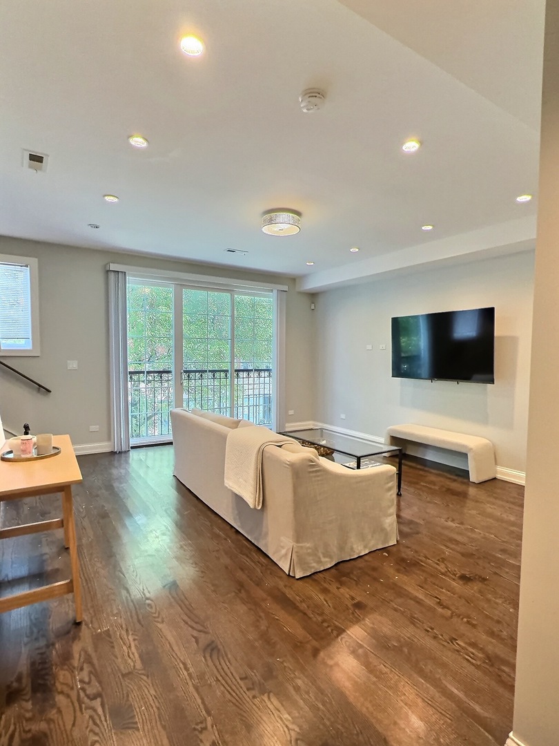 2538 N Southport Avenue #2F, Chicago, IL 60614