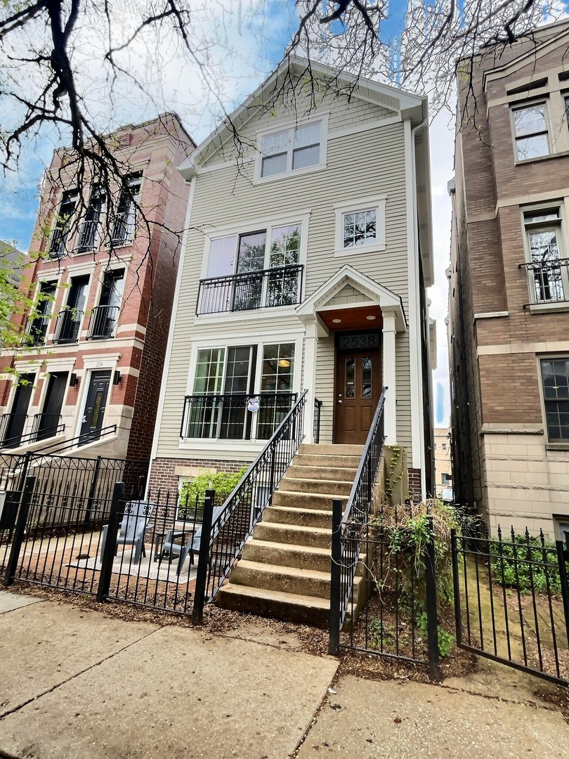 2538 N Southport Avenue #2F, Chicago, IL 60614