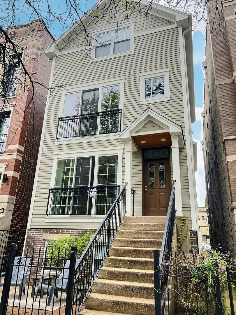 2538 N Southport Avenue #2F, Chicago, IL 60614