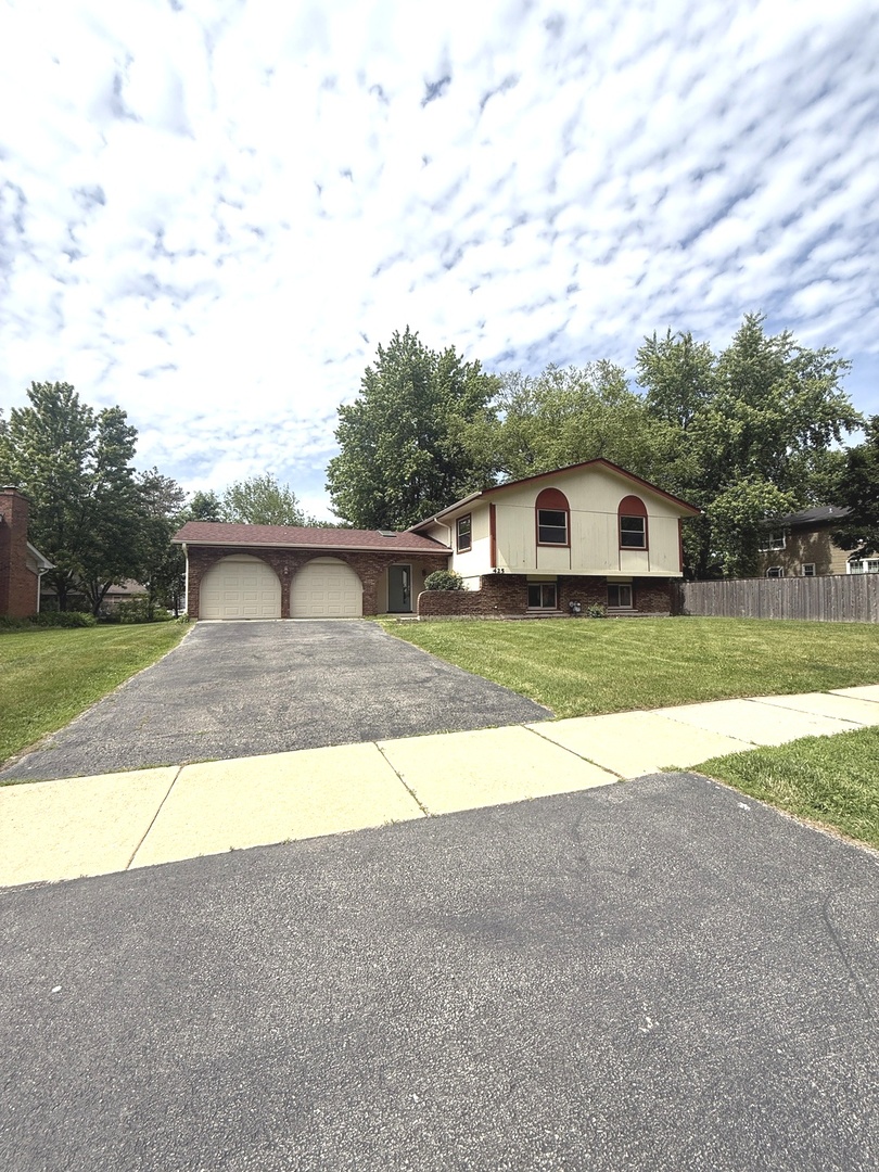 425 Carriage Hill Road, Naperville, IL 60565