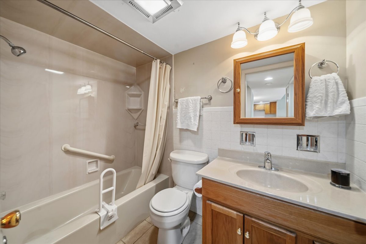 5300 Walnut Avenue #19C, Downers Grove, IL 60515