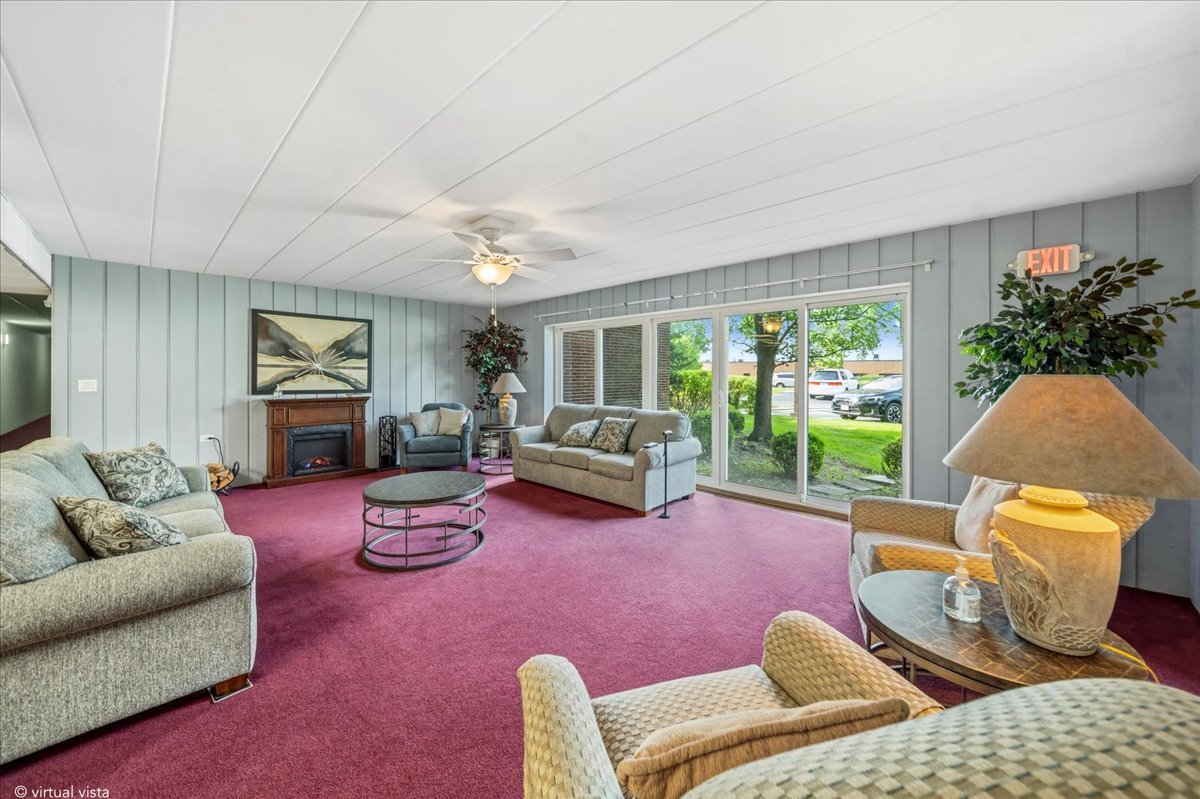 5300 Walnut Avenue #19C, Downers Grove, IL 60515