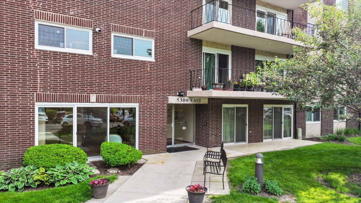 5300 Walnut Avenue #19C, Downers Grove, IL 60515