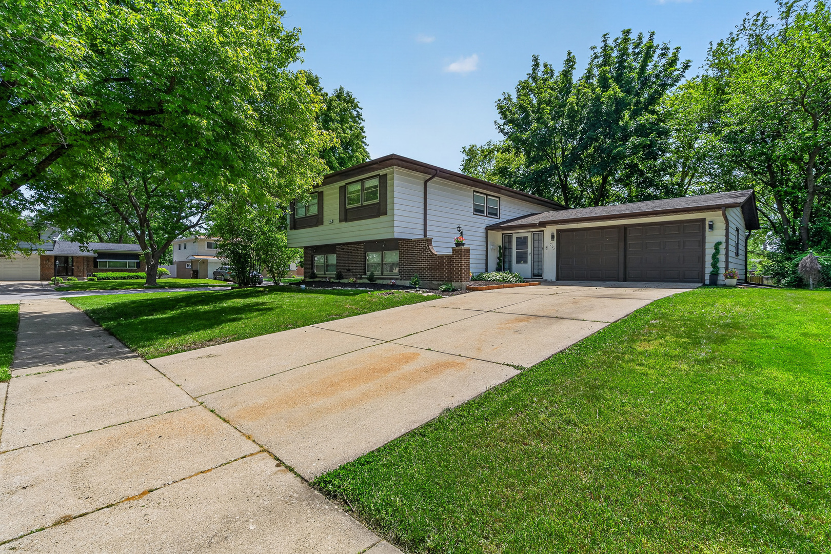702 W Fitzhenry Court, Glenwood, IL 60425