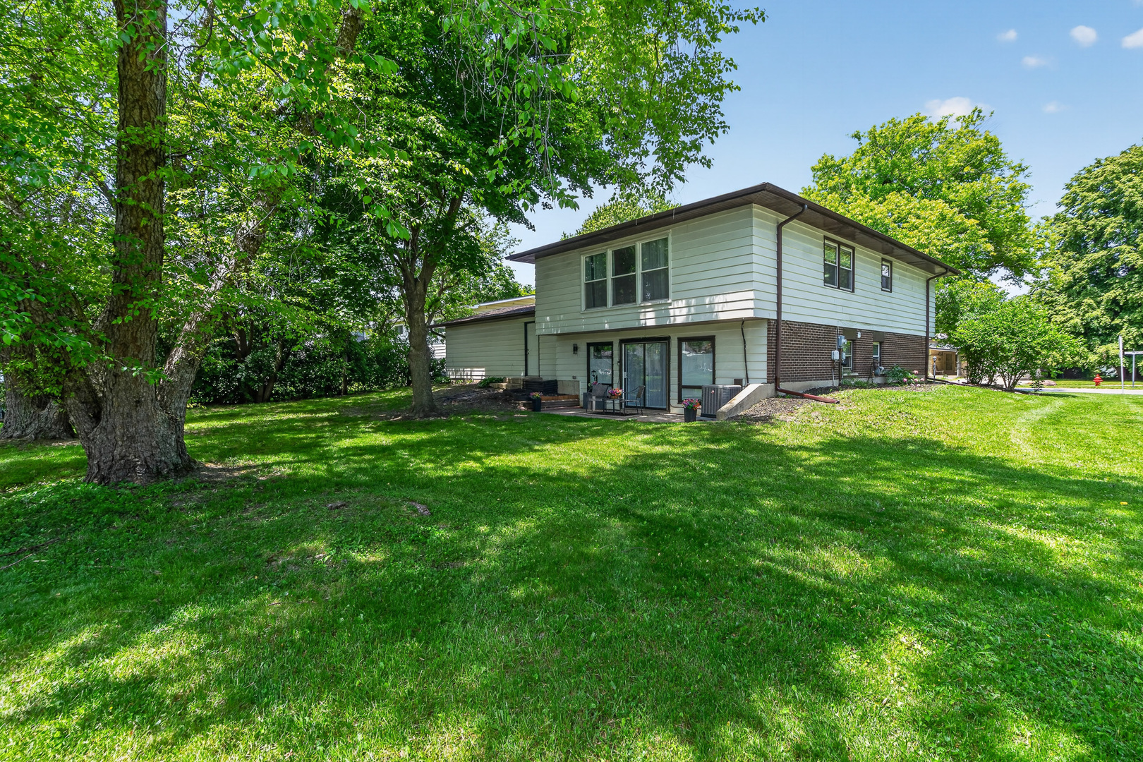 702 W Fitzhenry Court, Glenwood, IL 60425