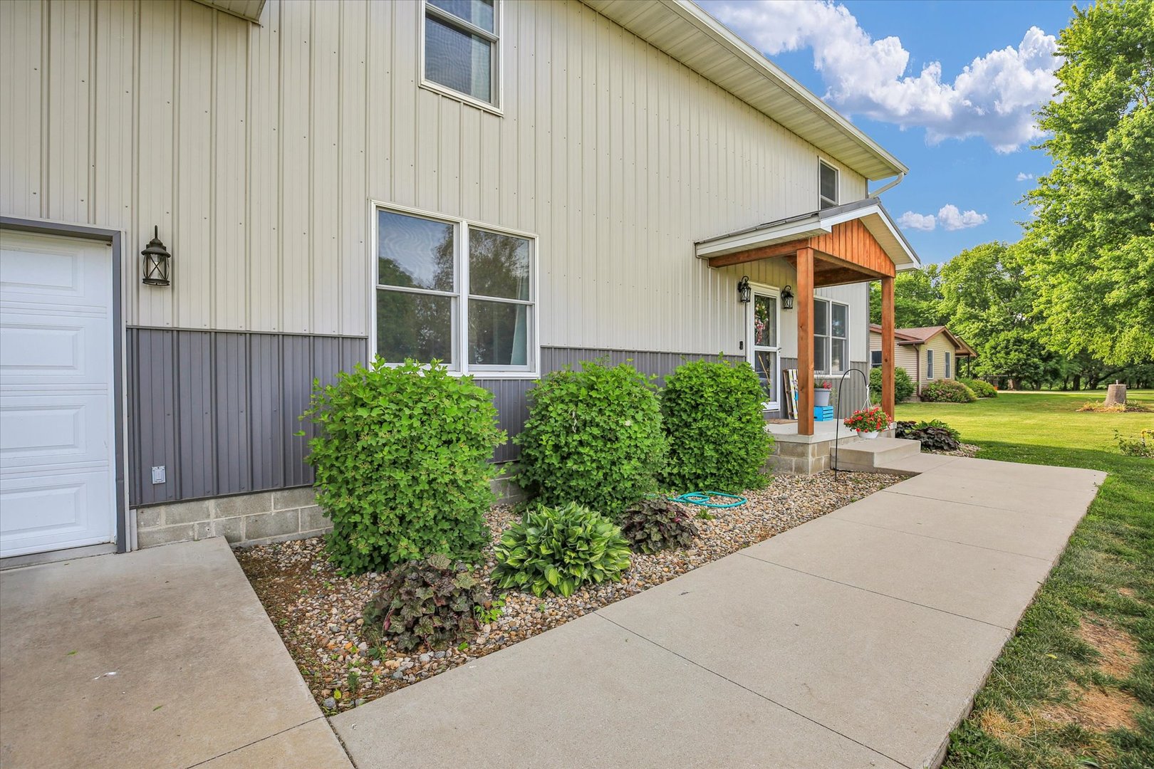 8909 N 2300 East Road, Fairbury, IL 61739