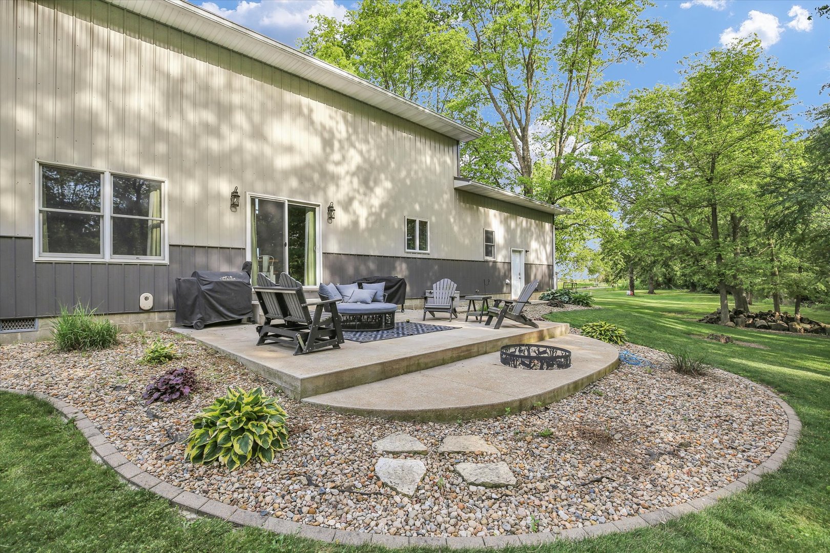 8909 N 2300 East Road, Fairbury, IL 61739