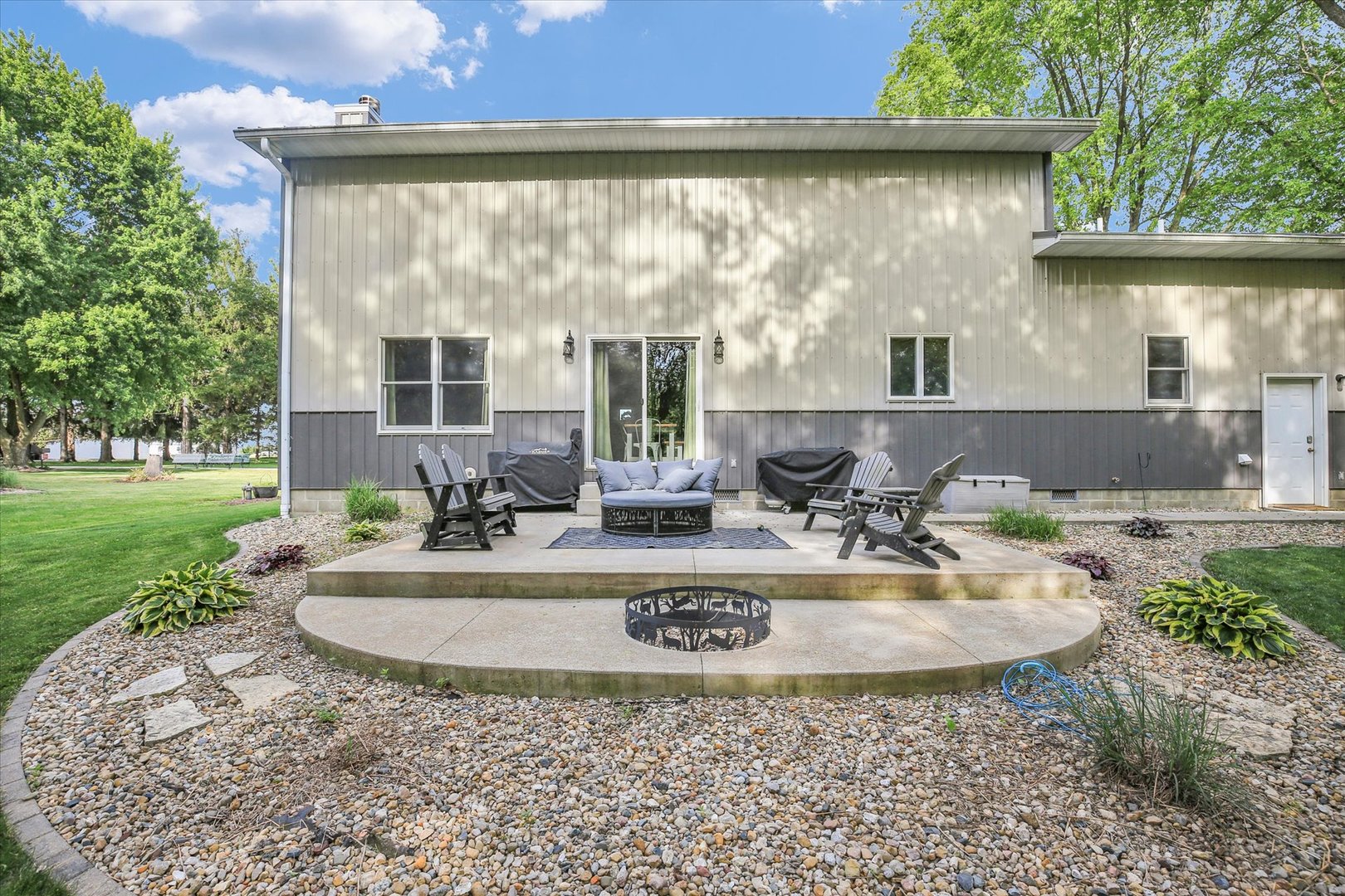 8909 N 2300 East Road, Fairbury, IL 61739