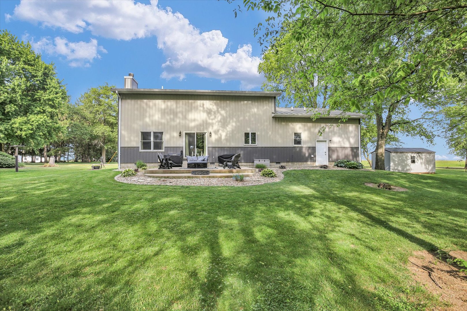 8909 N 2300 East Road, Fairbury, IL 61739