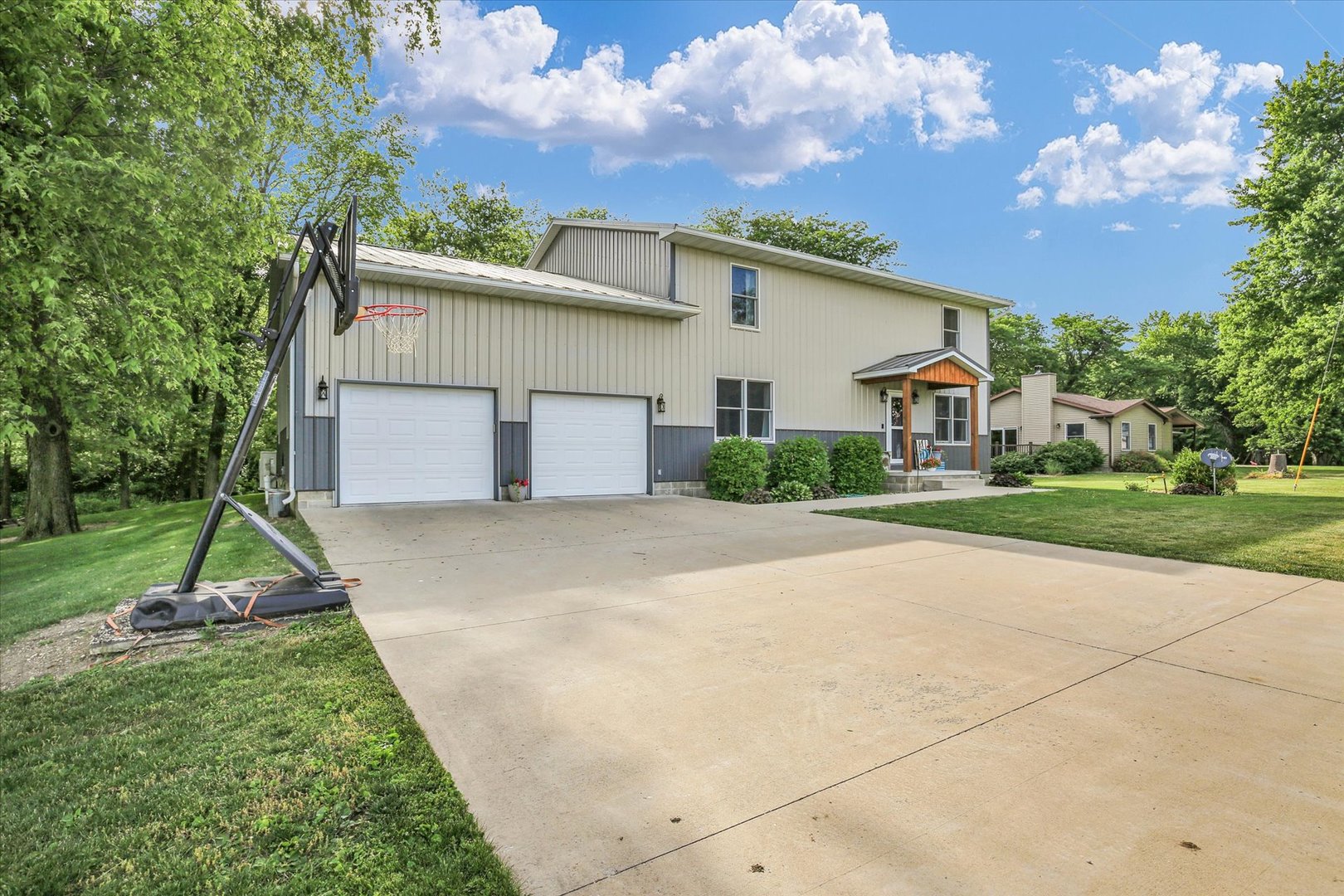 8909 N 2300 East Road, Fairbury, IL 61739