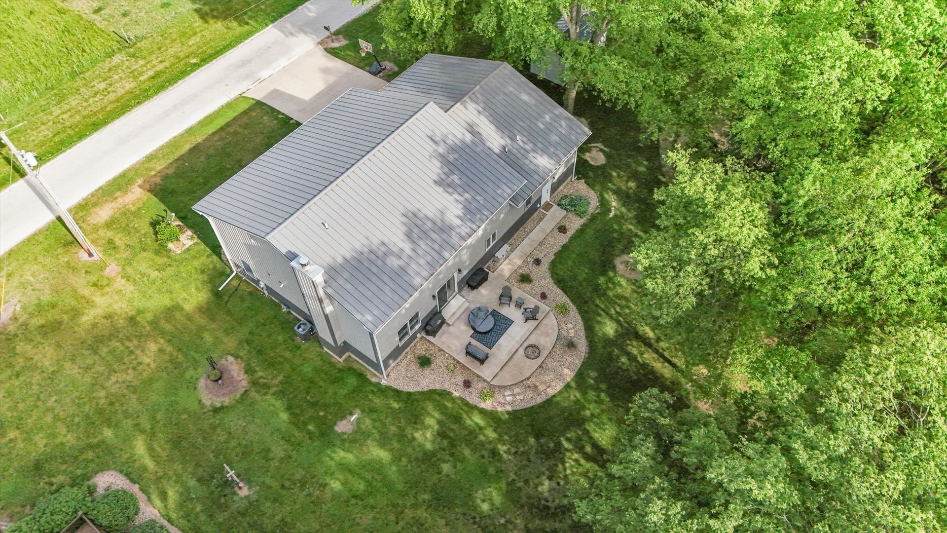 8909 N 2300 East Road, Fairbury, IL 61739