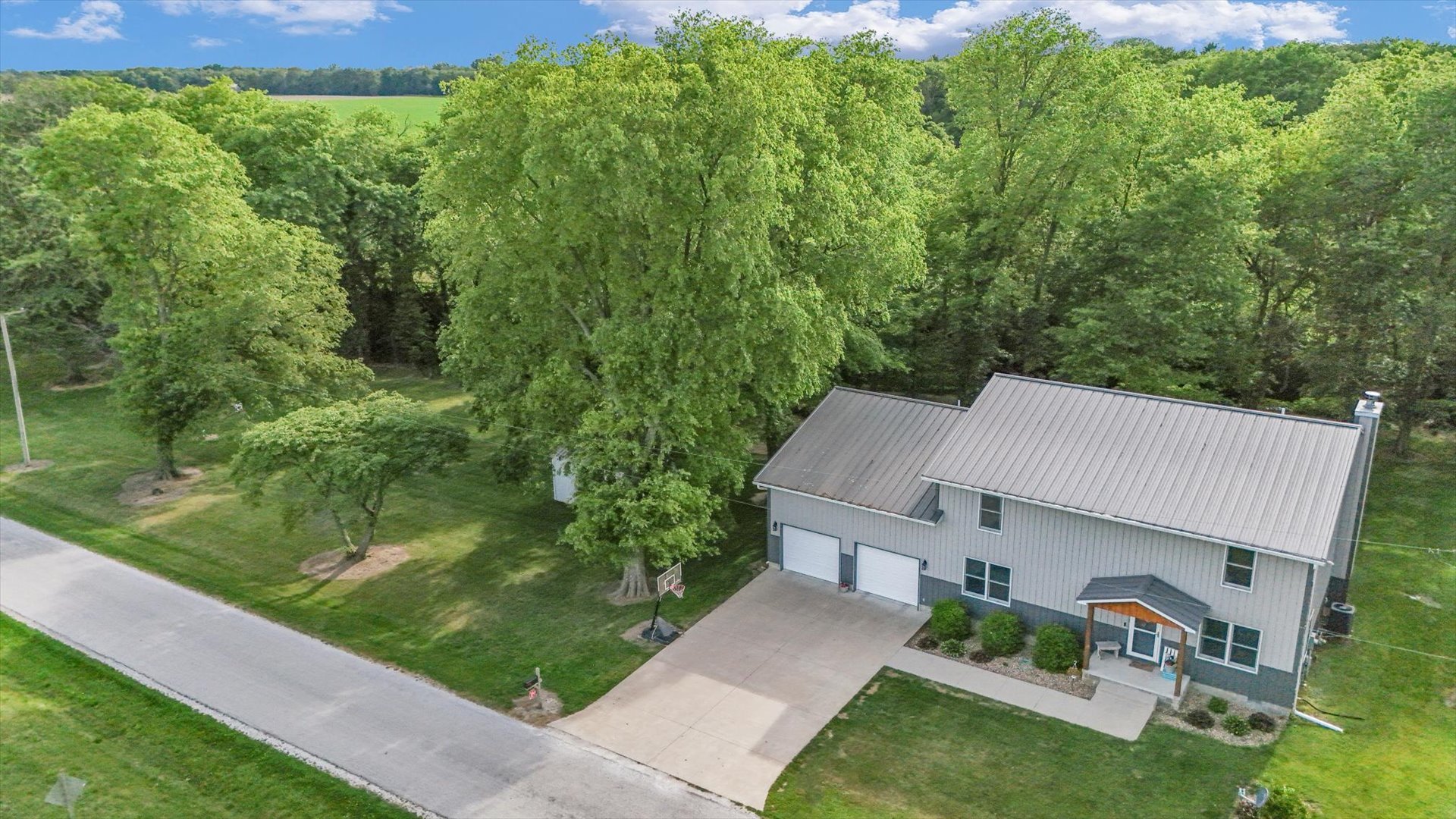 8909 N 2300 East Road, Fairbury, IL 61739