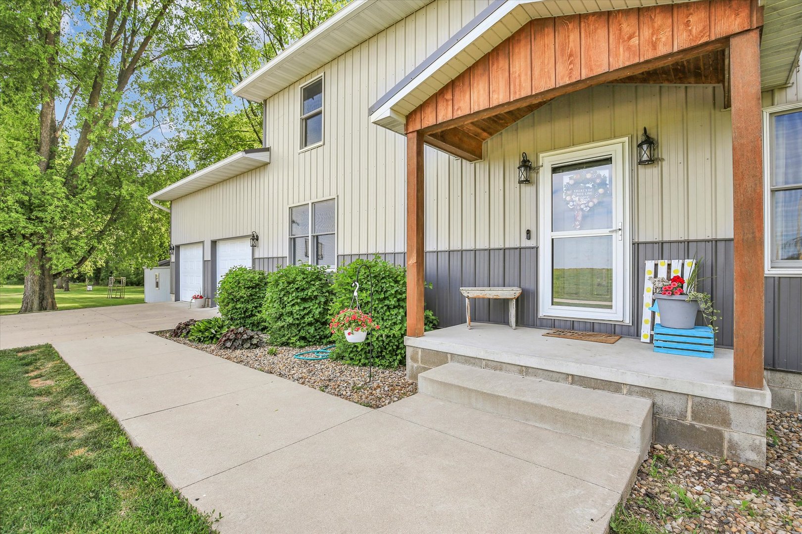 8909 N 2300 East Road, Fairbury, IL 61739