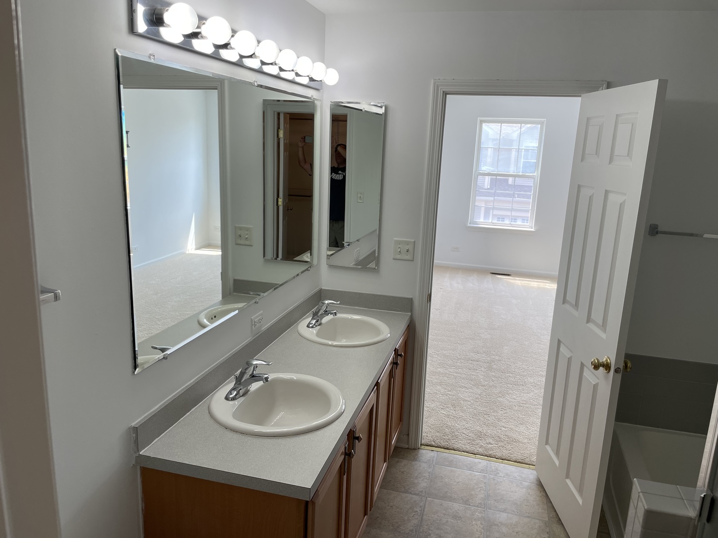 2516 Hillsboro Boulevard, Aurora, IL 60503