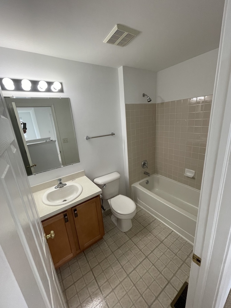 2516 Hillsboro Boulevard, Aurora, IL 60503