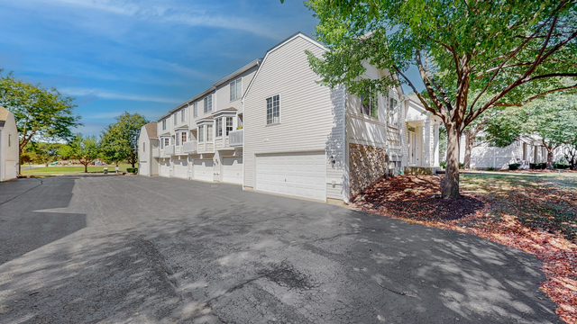 1860 Middlebury Drive #1860, Aurora, IL 60503