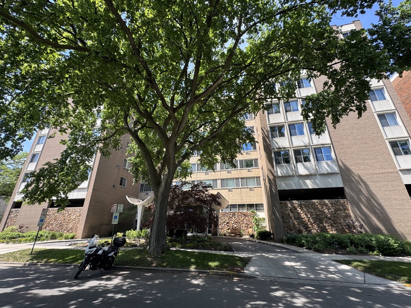 151 N Kenilworth Avenue #4G, Oak Park, IL 60301