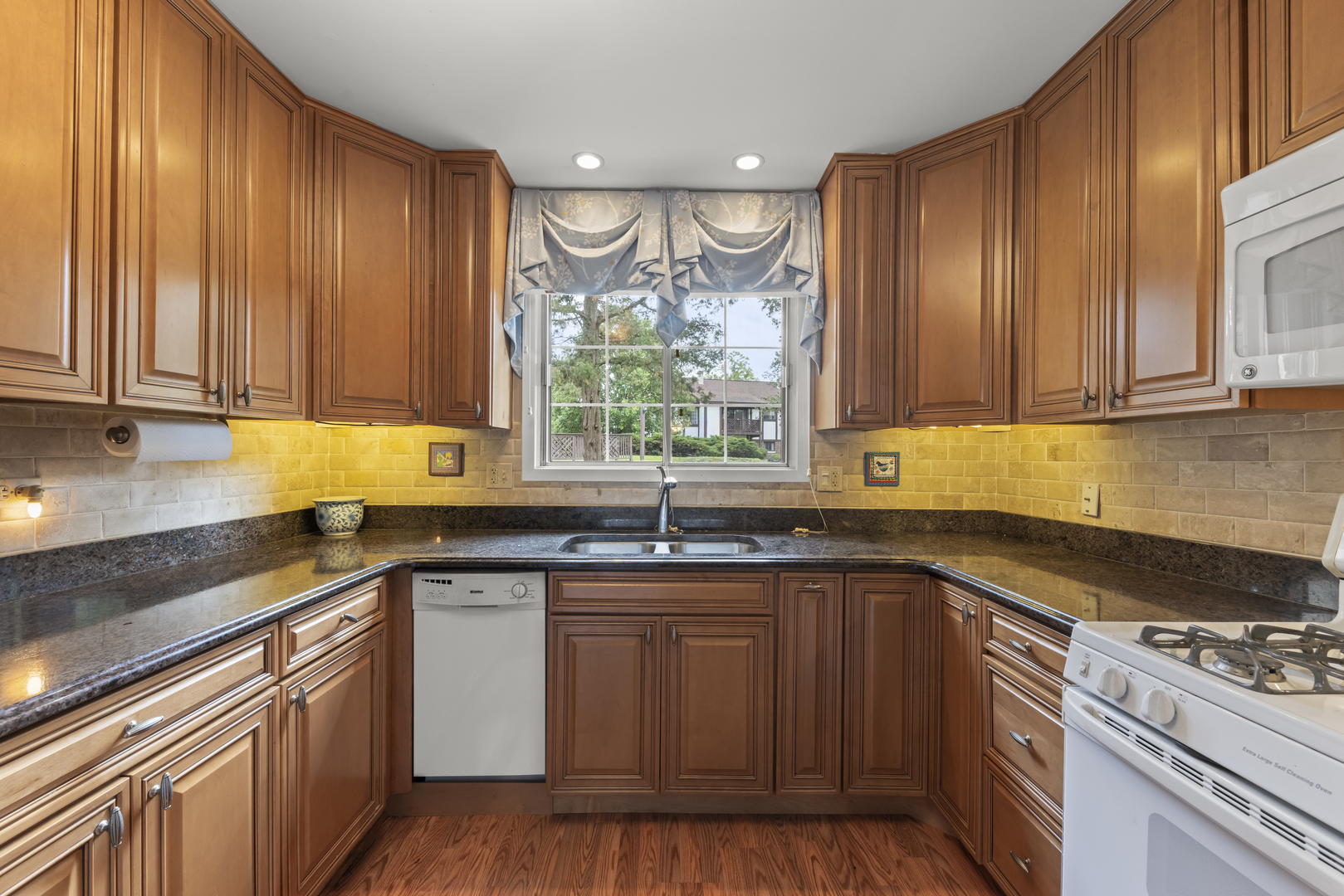 1608 Thames Court #A, Wheaton, IL 60189