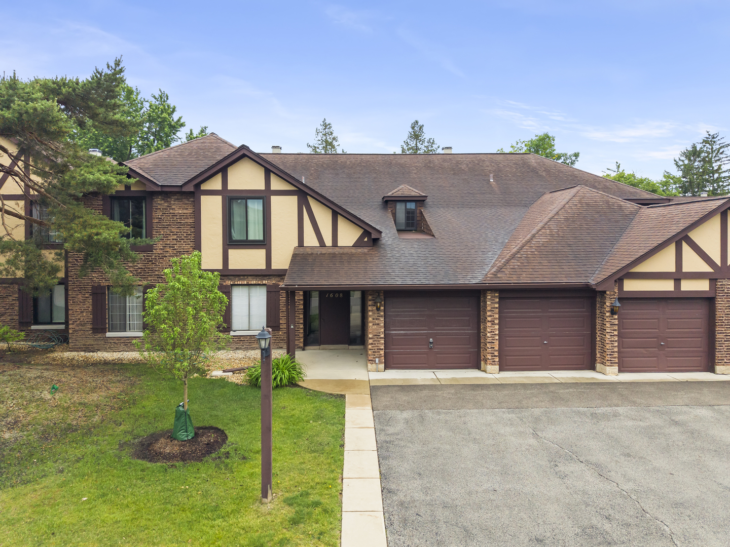 1608 Thames Court #A, Wheaton, IL 60189