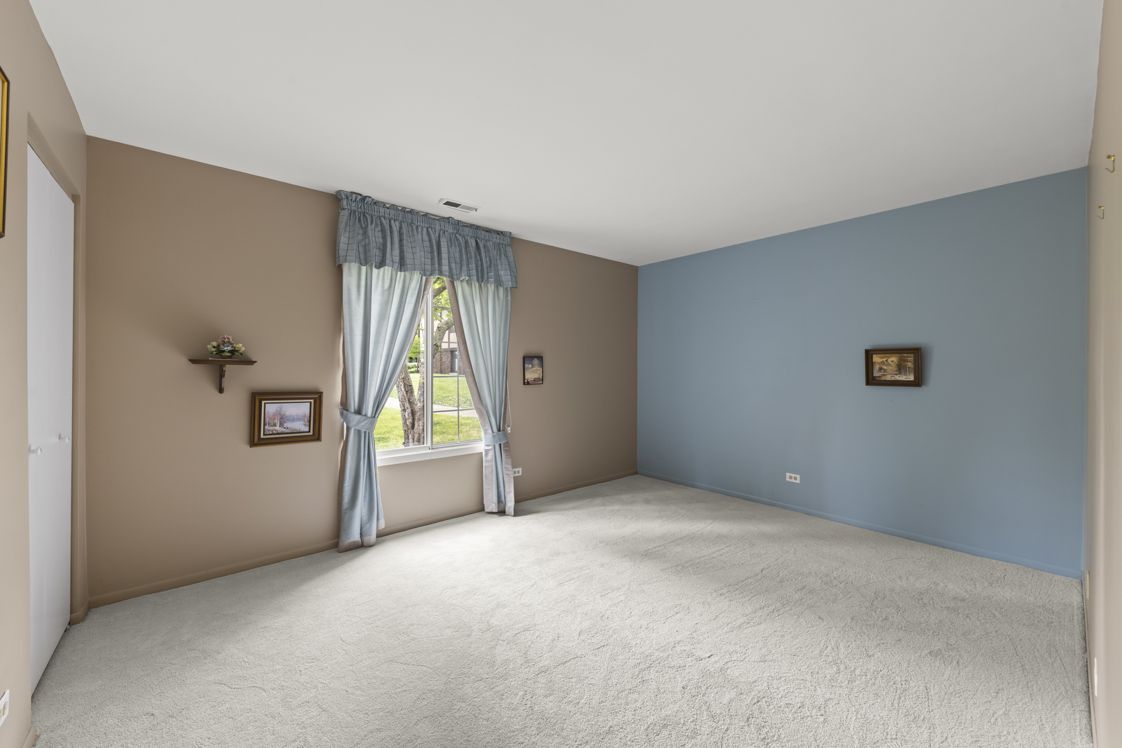 1608 Thames Court #A, Wheaton, IL 60189