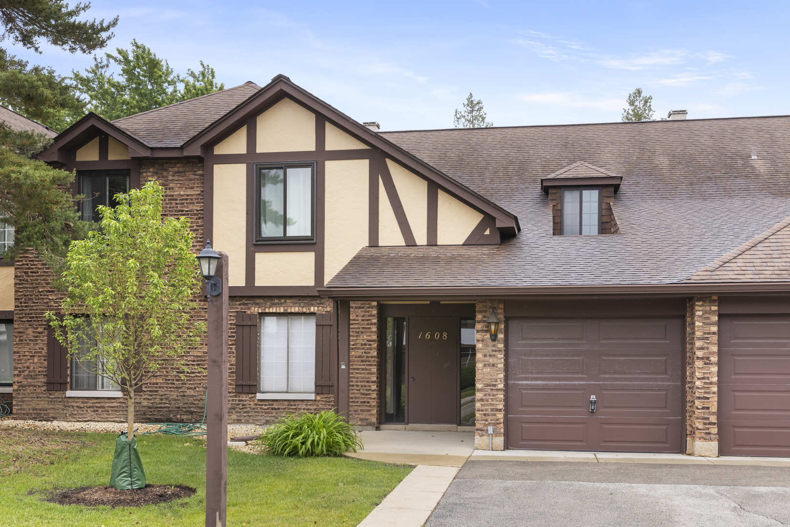 1608 Thames Court #A, Wheaton, IL 60189
