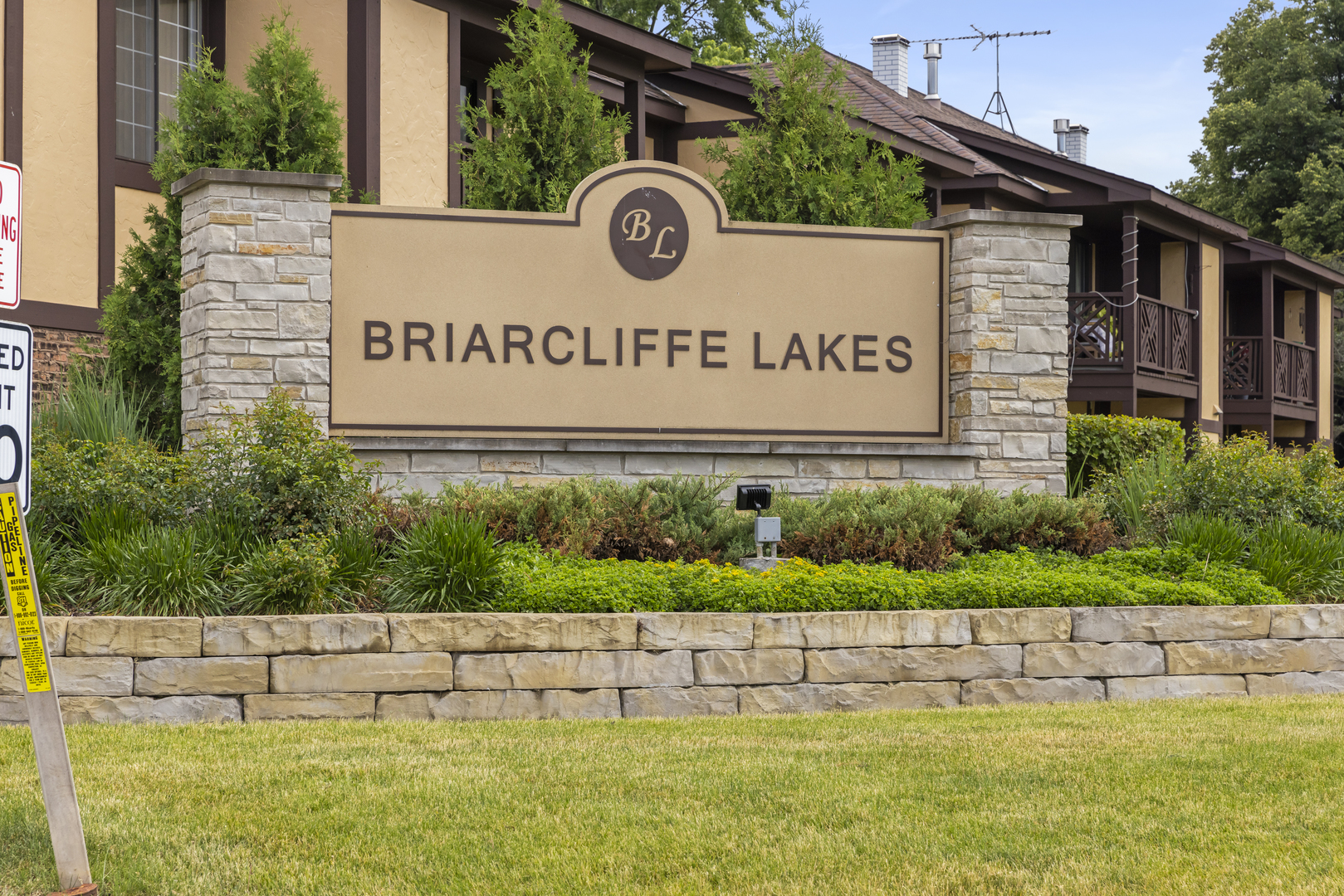 1608 Thames Court #A, Wheaton, IL 60189