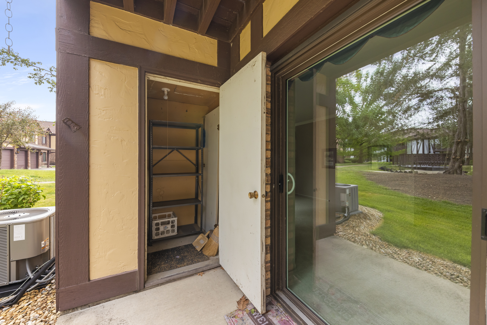 1608 Thames Court #A, Wheaton, IL 60189