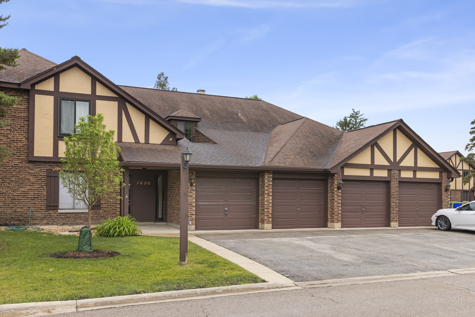 1608 Thames Court #A, Wheaton, IL 60189