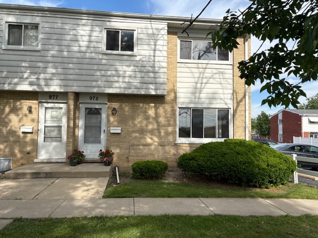 975 N York Street, Elmhurst, IL 60126