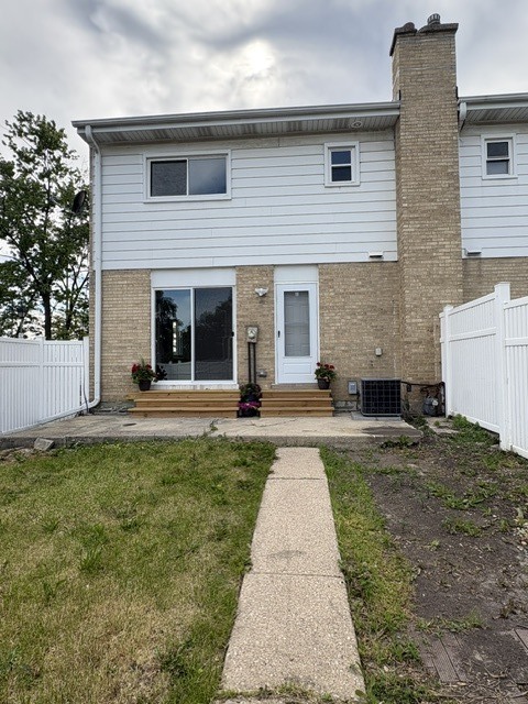 975 N York Street, Elmhurst, IL 60126
