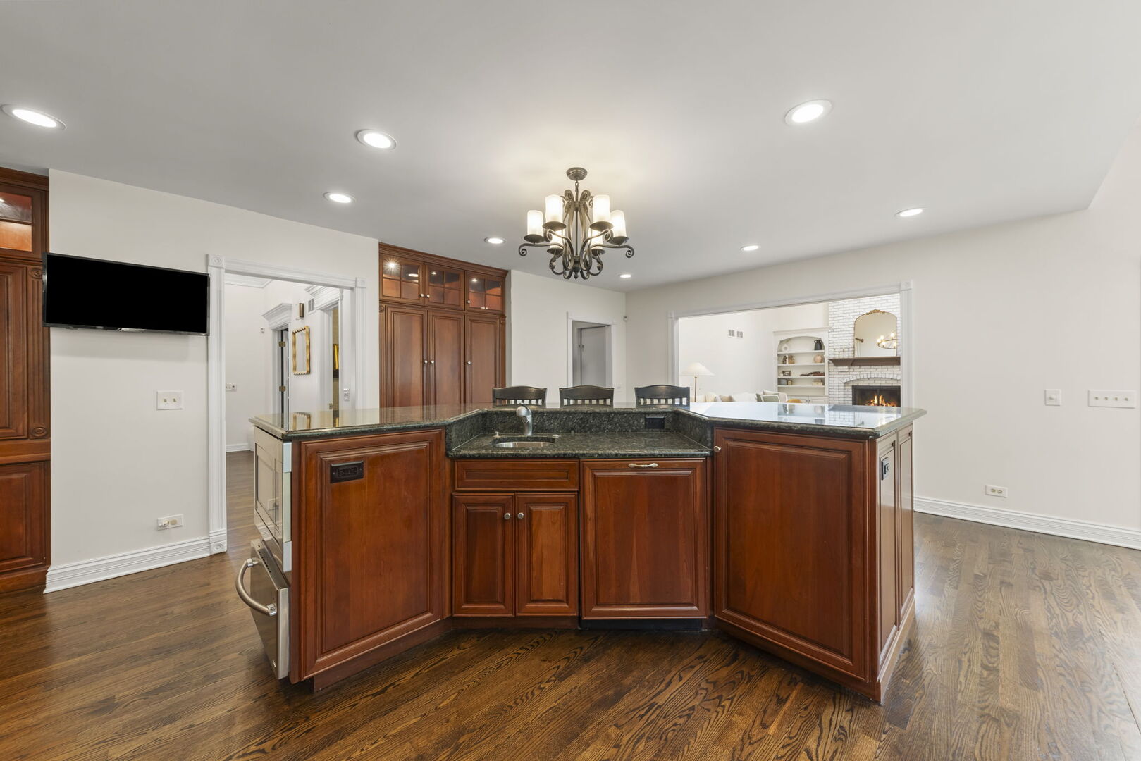126 Stableford Drive, Glen Ellyn, IL 60137