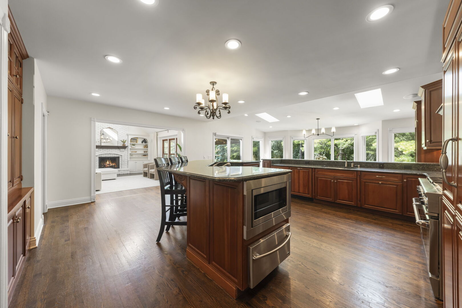 126 Stableford Drive, Glen Ellyn, IL 60137