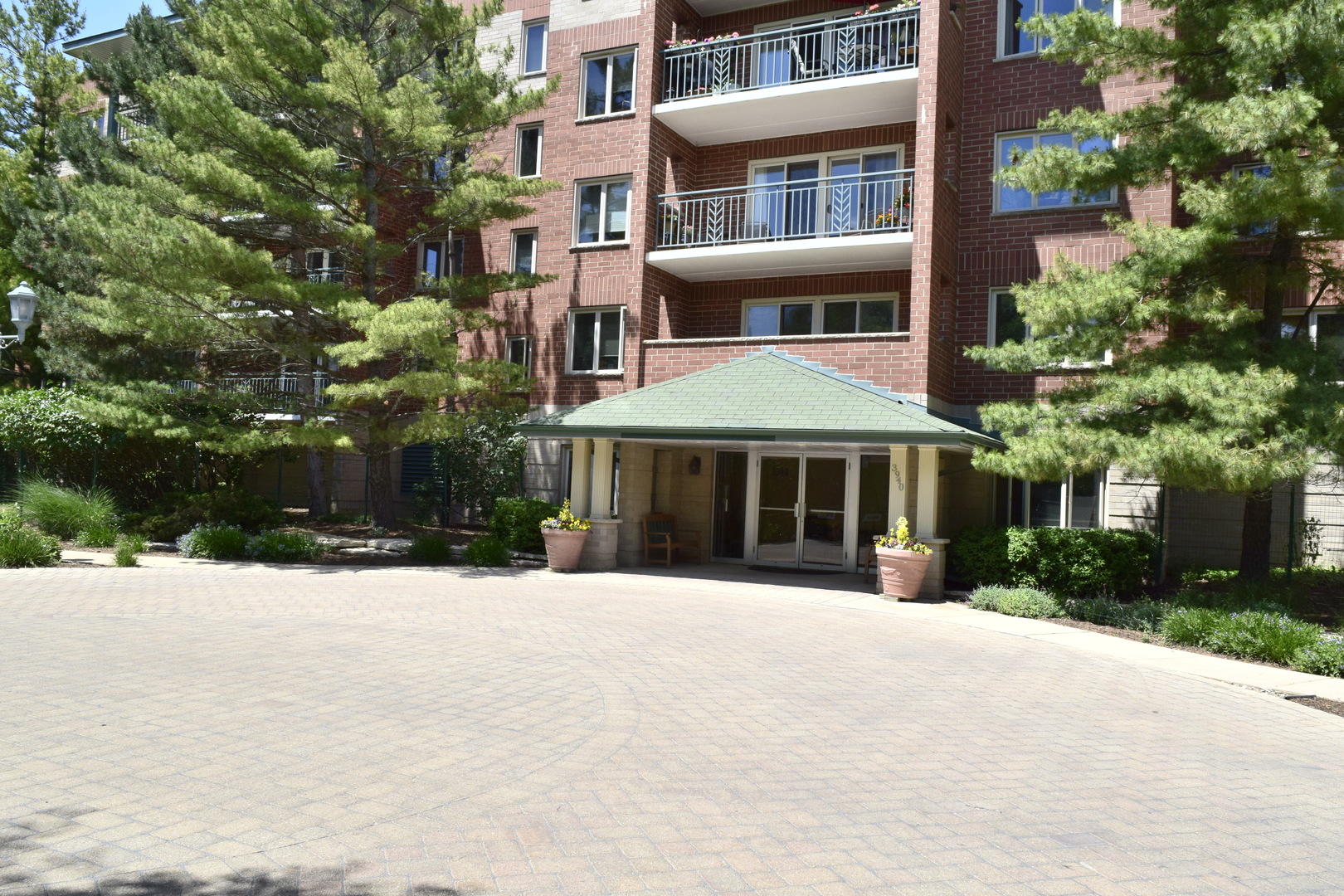 3940 W Bryn Mawr Avenue #402, Chicago, IL 60659