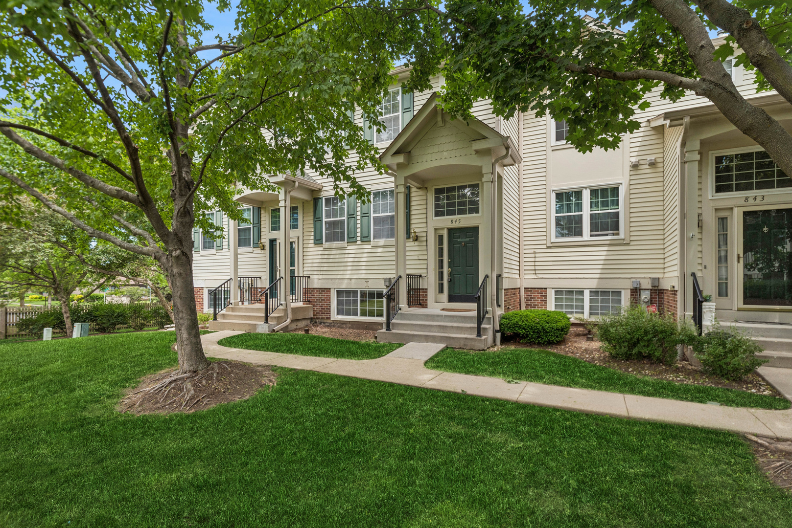 845 Essex Circle, Grayslake, IL 60030