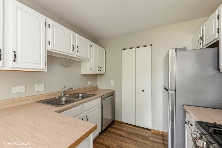 302 Newport Lane #B2, Bartlett, IL 60103
