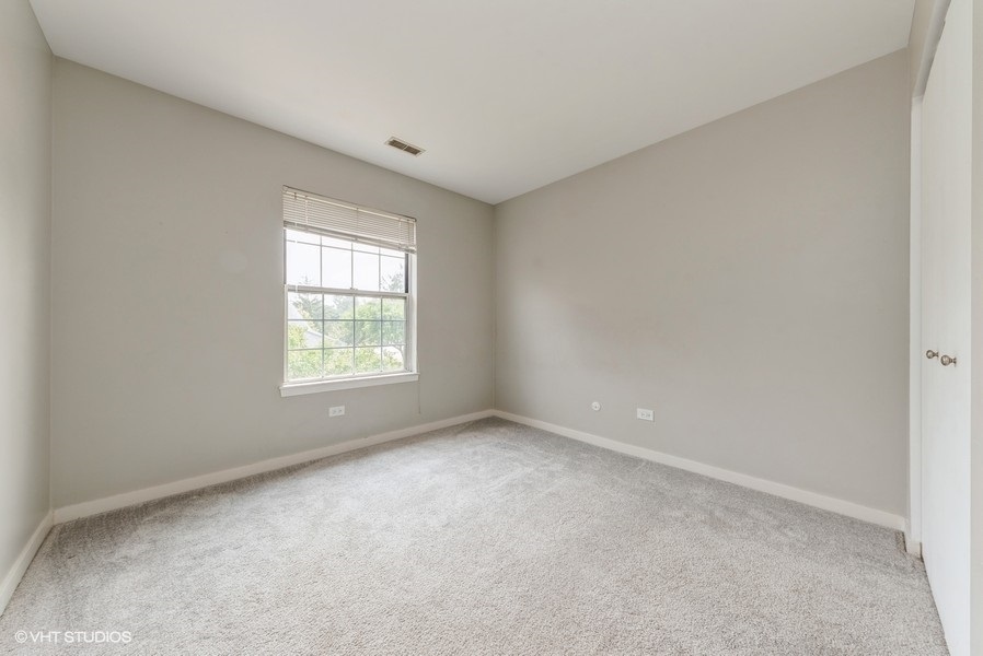 302 Newport Lane #B2, Bartlett, IL 60103