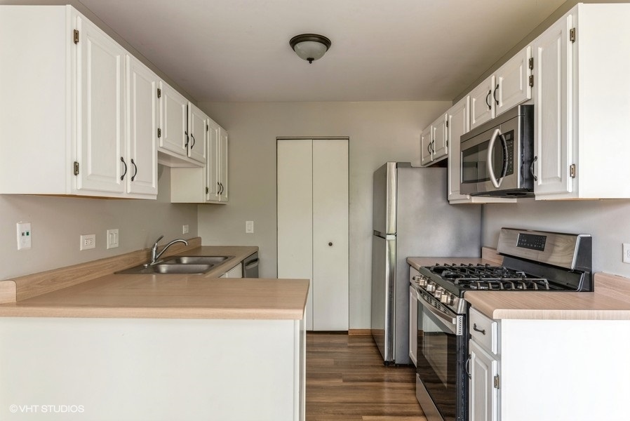 302 Newport Lane #B2, Bartlett, IL 60103