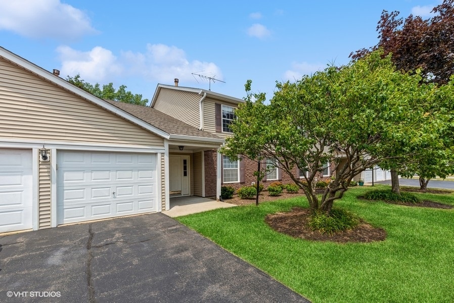 302 Newport Lane #B2, Bartlett, IL 60103