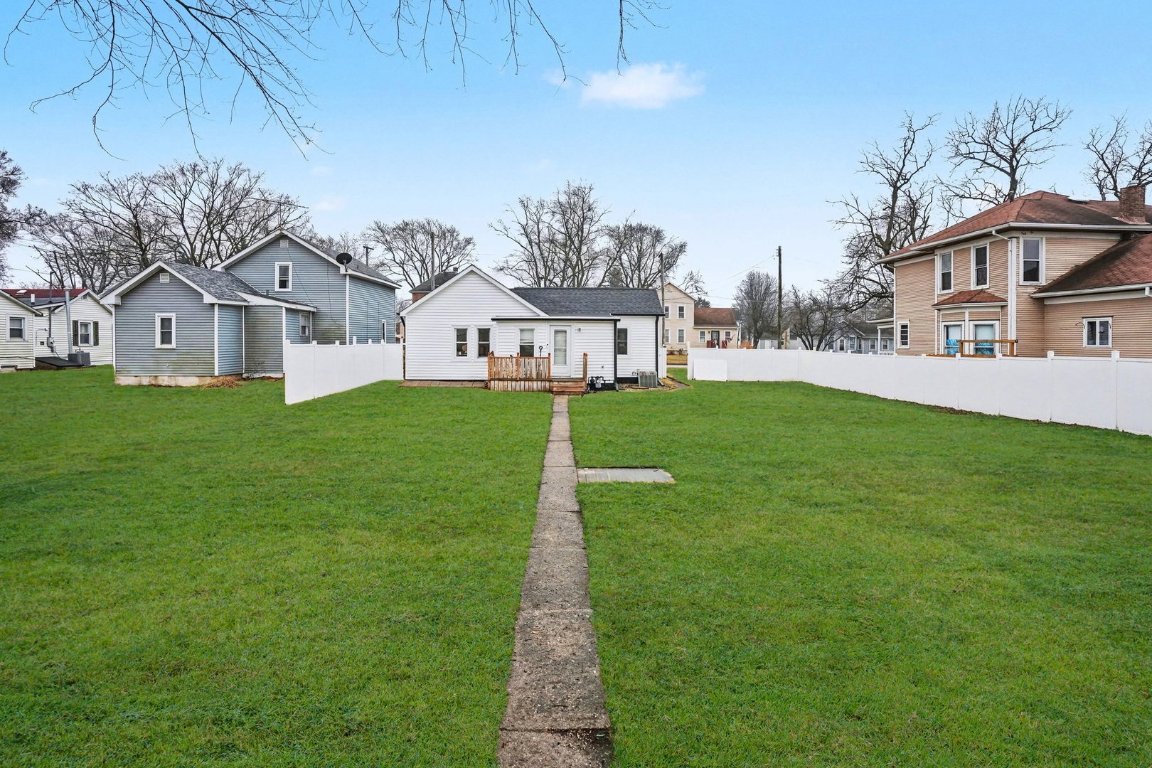 205 E TAYLOR Street, Grant Park, IL 60940