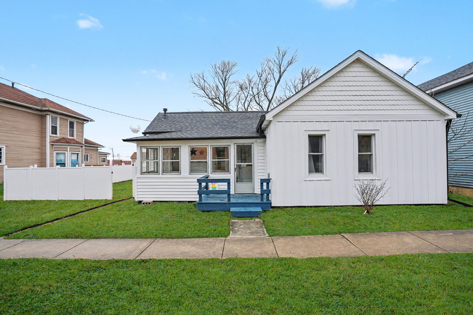 205 E TAYLOR Street, Grant Park, IL 60940