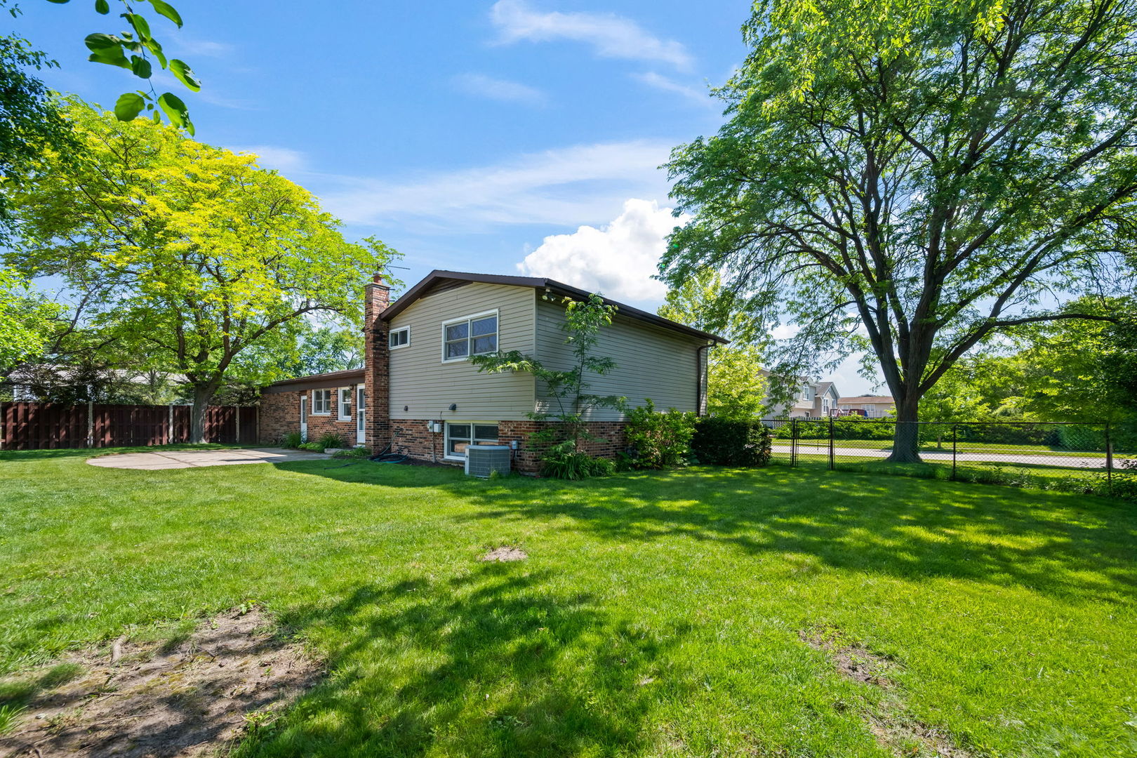 515 W Tanglewood Drive, Arlington Heights, IL 60004