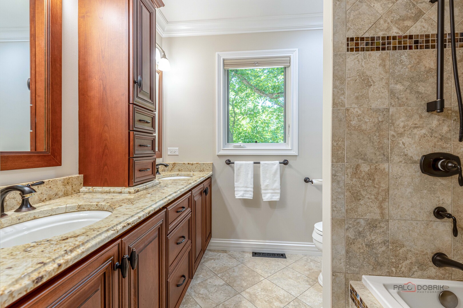 28588 N Tanglewood Court, Libertyville, IL 60048