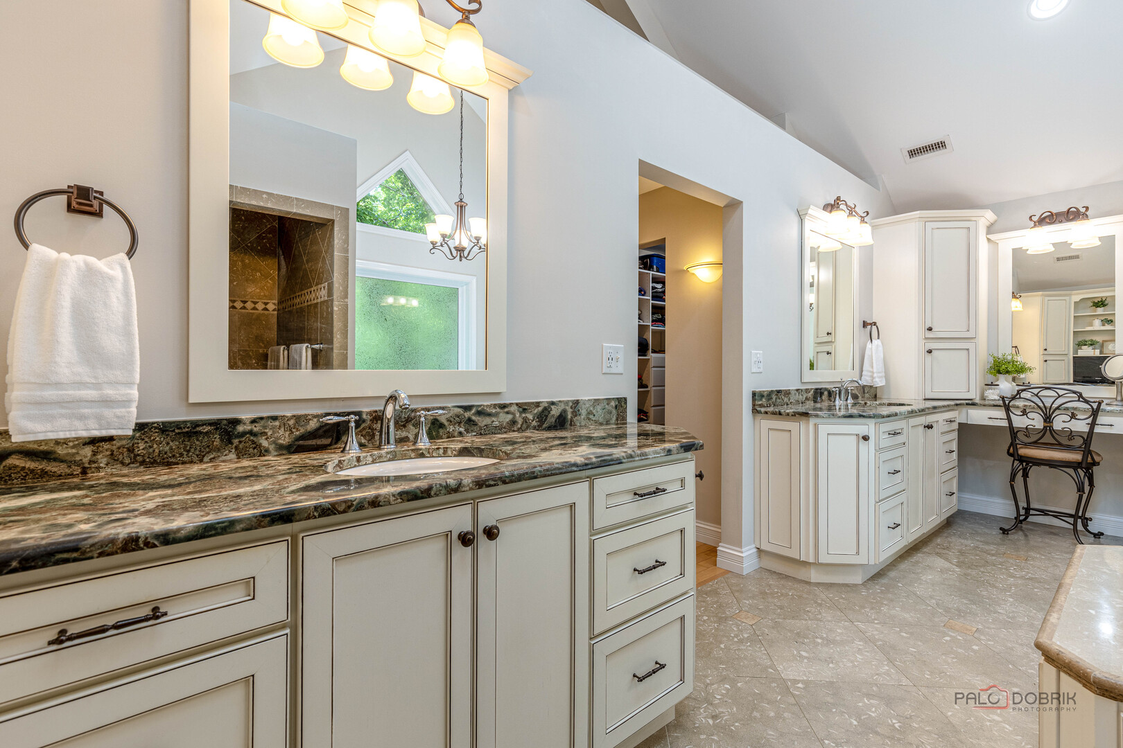 28588 N Tanglewood Court, Libertyville, IL 60048